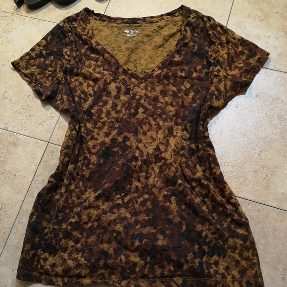 🔵 3/$30 Nice Shirt! Leopard Look V Neck! - Picture 11 of 14